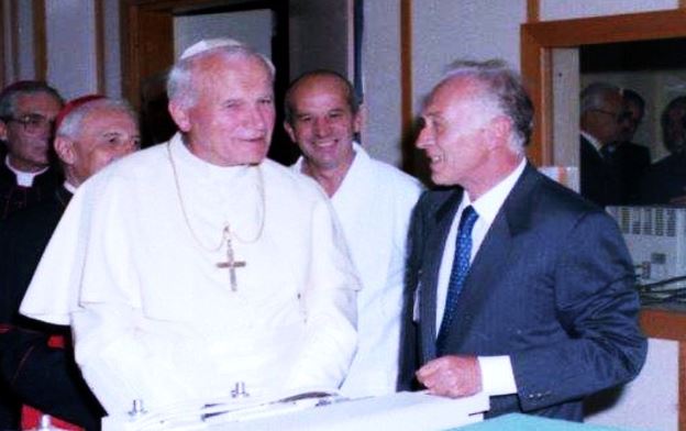 Il Santo Padre Giovanni Paolo II inaugura l’Unità di Terapia Intensiva Coronarica del Policlinico Agostino Gemelli diretta dal Prof. Ugo Manzoli (24/09/1988)