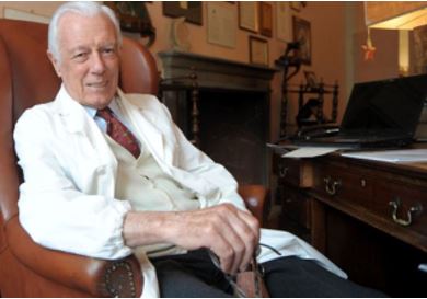 Il Prof. Attilio Maseri nel suo studio 
