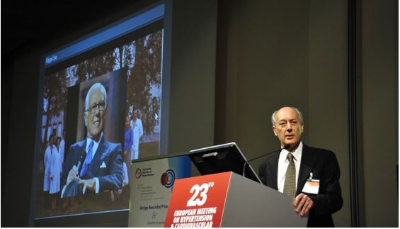 Il Prof. Filippo Crea durante la cerimonia di consegna del premio internazionale per la ricerca scientifica Arrigo Recordati 