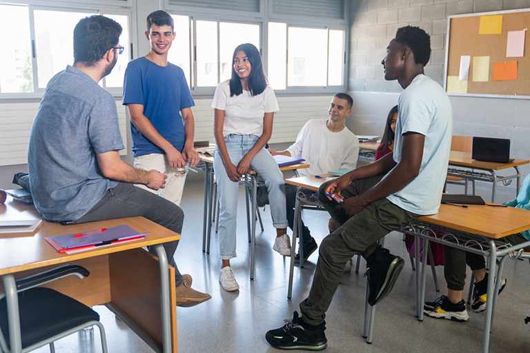 Profili giuridici del bullismo, del cyberbullismo e delle nuove sfide digitali. Il ruolo dell’insegnante tra responsabilit&agrave;, prevenzione ed educazione alla cittadinanza digitale