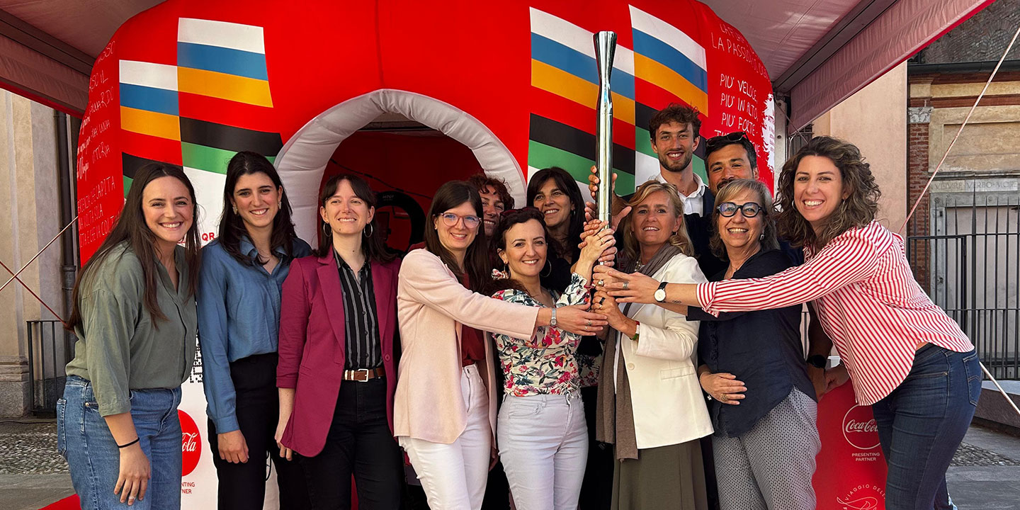 La Fiaccola Olimpica a Milano nel Cortile d'Onore dell'Universit&agrave; Cattolica. Al centro Diana Bianchedi, Chief strategy planning and legacy officer della Fondazione Milano Cortina 2026